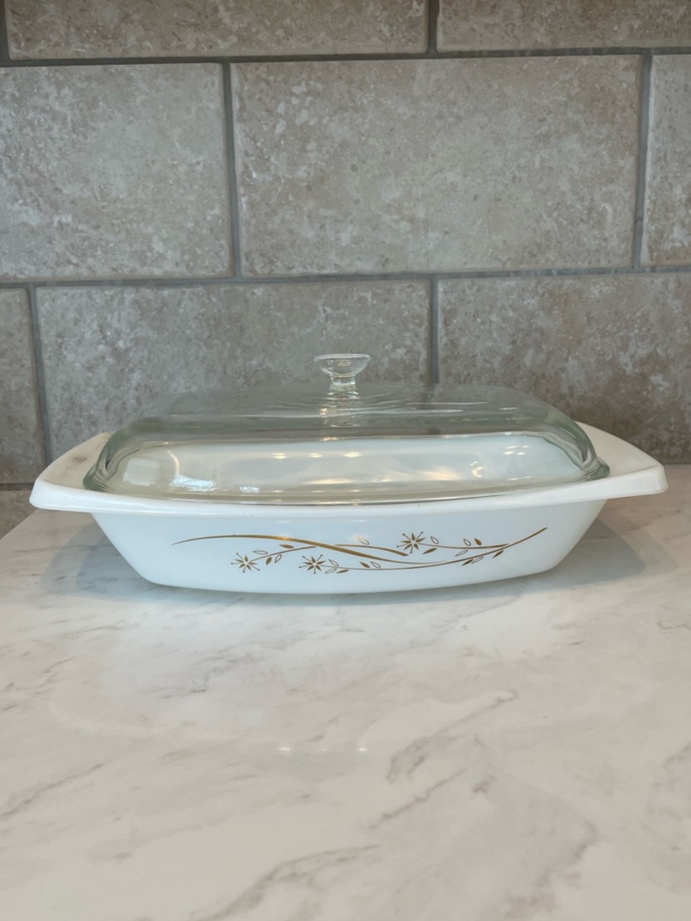 Vintage Pyrex Golden Honeysuckle Casserole Dish with lid - 2.5 Quart - Picture 2 of 8